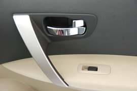 2010款日产逍客2.0S火MT2WD