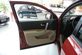 2010款日产逍客2.0S火MT2WD