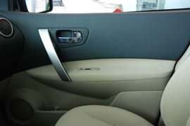 2010款日产逍客2.0S火MT2WD