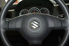 2016款铃木雨燕1.3L手动时尚型