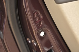 2011款福特福克斯三厢1.8L手自一体时尚型