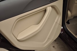 2011款福特福克斯三厢1.8L手自一体时尚型