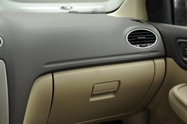 2011款福特福克斯三厢1.8L手自一体时尚型