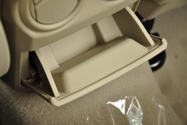 2011款福特福克斯三厢1.8L手自一体时尚型