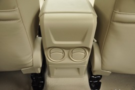 2011款福特福克斯三厢1.8L手自一体时尚型