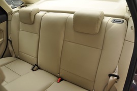 2011款福特福克斯三厢1.8L手自一体时尚型