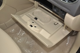 2011款福特福克斯三厢1.8L手自一体时尚型