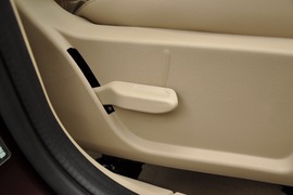 2011款福特福克斯三厢1.8L手自一体时尚型