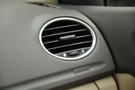 2011款福特福克斯三厢1.8L手自一体时尚型