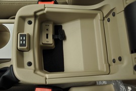 2011款福特福克斯三厢1.8L手自一体时尚型