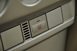2011款福特福克斯三厢1.8L手自一体时尚型
