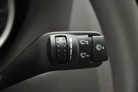 2011款福特福克斯三厢1.8L手自一体时尚型