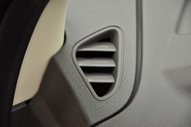 2011款福特福克斯三厢1.8L手自一体时尚型