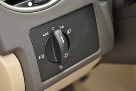 2011款福特福克斯三厢1.8L手自一体时尚型