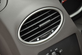 2011款福特福克斯三厢1.8L手自一体时尚型