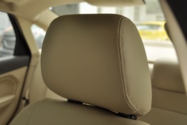 2011款福特福克斯三厢1.8L手自一体时尚型