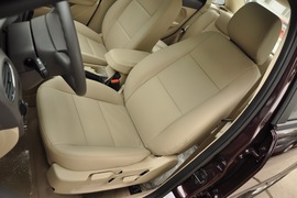 2011款福特福克斯三厢1.8L手自一体时尚型