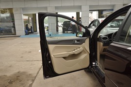 2011款福特福克斯三厢1.8L手自一体时尚型
