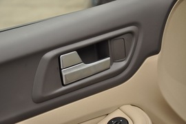2011款福特福克斯三厢1.8L手自一体时尚型