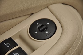 2011款福特福克斯三厢1.8L手自一体时尚型