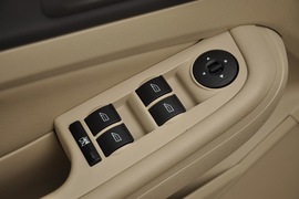 2011款福特福克斯三厢1.8L手自一体时尚型