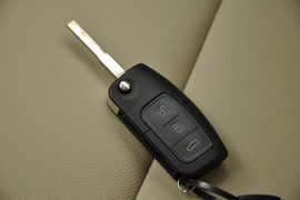 2011款福特福克斯三厢1.8L手自一体时尚型