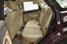 2011款福特福克斯三厢1.8L手自一体时尚型