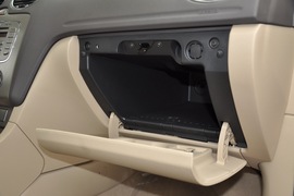 2011款福特福克斯三厢1.8L手自一体时尚型