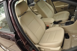 2011款福特福克斯三厢1.8L手自一体时尚型
