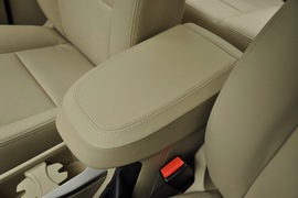2011款福特福克斯三厢1.8L手自一体时尚型