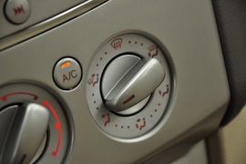 2011款福特福克斯三厢1.8L手自一体时尚型