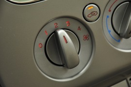 2011款福特福克斯三厢1.8L手自一体时尚型