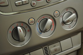 2011款福特福克斯三厢1.8L手自一体时尚型
