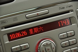 2011款福特福克斯三厢1.8L手自一体时尚型