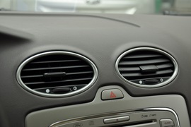 2011款福特福克斯三厢1.8L手自一体时尚型