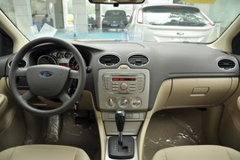 2011款福特福克斯三厢1.8L手自一体时尚型