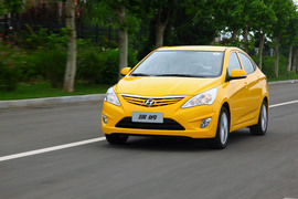 2010款北京现代瑞纳试驾