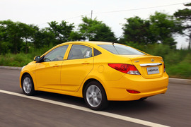 2010款北京现代瑞纳试驾