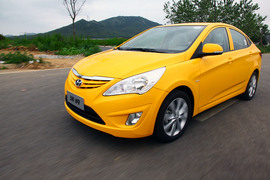 2010款北京现代瑞纳试驾