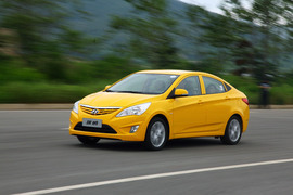 2010款北京现代瑞纳试驾