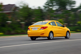 2010款北京现代瑞纳试驾