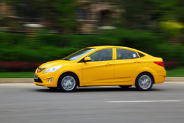 2010款北京现代瑞纳试驾