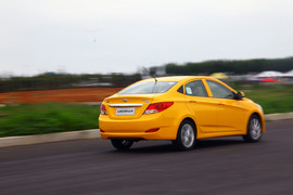 2010款北京现代瑞纳试驾