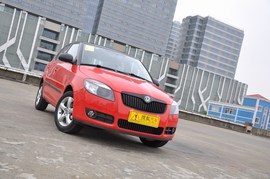 2011款斯柯达晶锐酷黑版实拍