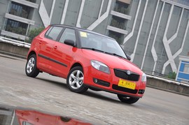 2011款斯柯达晶锐酷黑版实拍