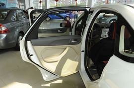 2011款福特福克斯三厢1.8