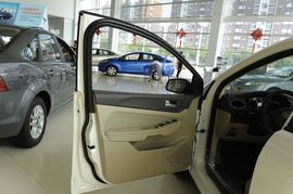 2011款福特福克斯三厢1.8