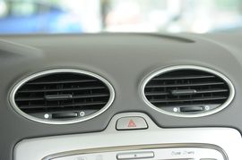 2011款福特福克斯三厢1.8
