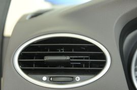 2011款福特福克斯三厢1.8