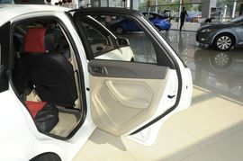 2011款福特福克斯三厢1.8